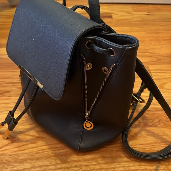 Stylish blue faux leather backpack with ample space for essentials! - Picture 4 of 6